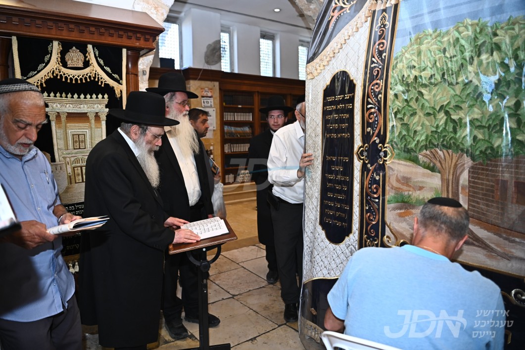 הגאון רבי שרגא שטיינמאן איז מתפלל ביי קבר רחל