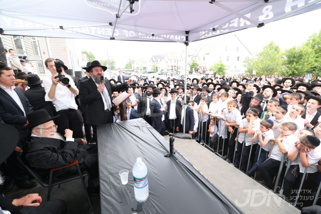 הגאון רבי עזריאל אויערבאך באזוכט אין ניו יארק