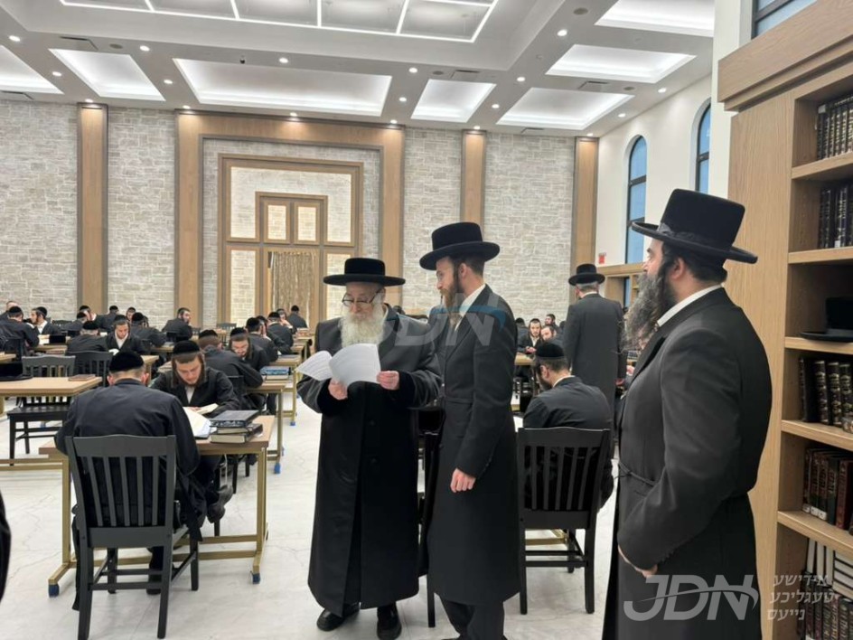 האדמו&quot;ר מצאנז קלויזענבורג באזוכט די בוי ארבעט און סדר הלימוד די ערשטע טאג פון זמן אין בנין החדש ישיבה גדולה צאנז קלויזענבורג