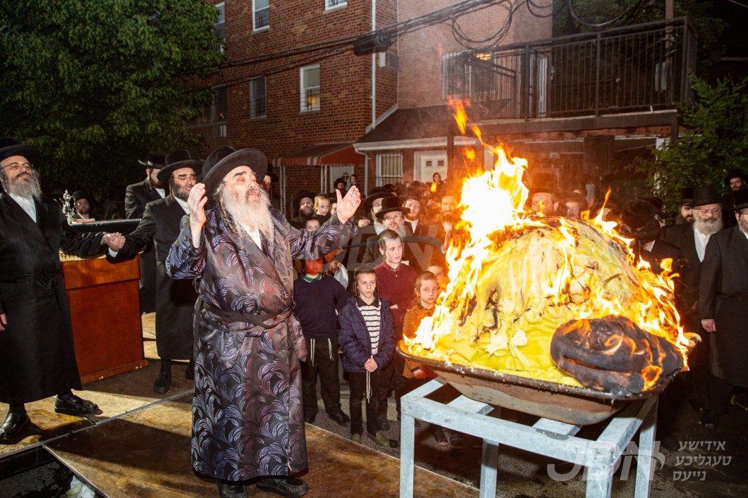 האדמו&quot;ר מזידיטשויב ביים הדלקה ל&quot;ג בעומר
