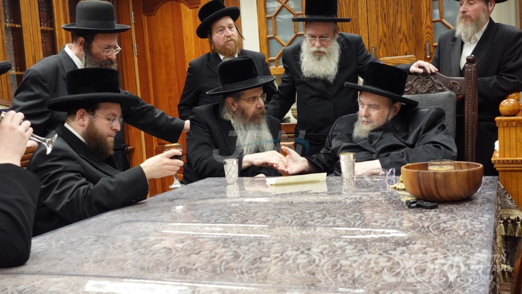 האדמו&quot;ר מטריסק באזוכט ביי האדמו&quot;ר מבעלזא