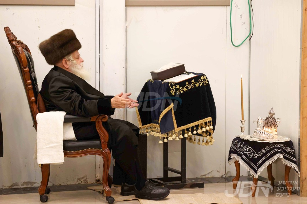 האדמו"ר מקוסוב וויזניץ ביי הדלקת נרות חנוכה