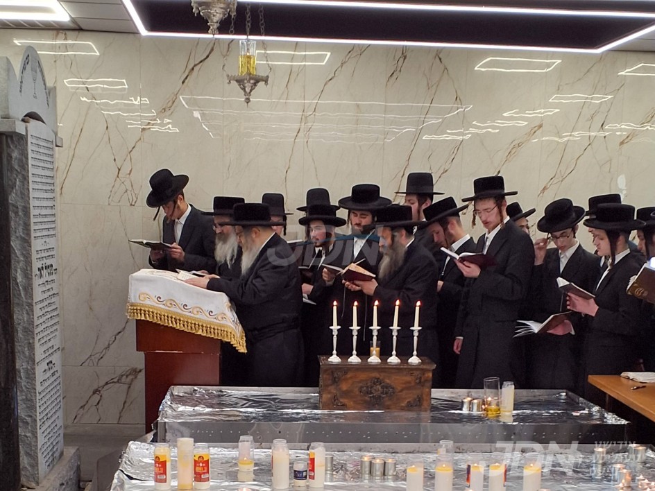 האדמו&quot;ר מסאטמאר ביים עלי&#039; לציון אמו הרבנית ע&quot;ה לרגל די יארצייט