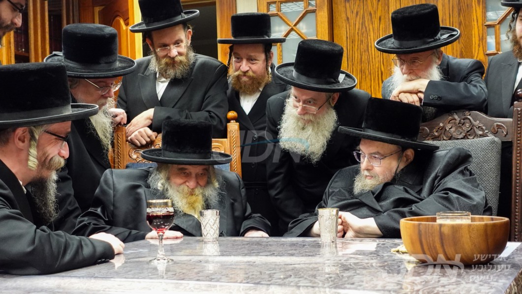 האדמו&quot;ר מטשערנאביל באזוכט ביי האדמו&quot;ר מבעלזא