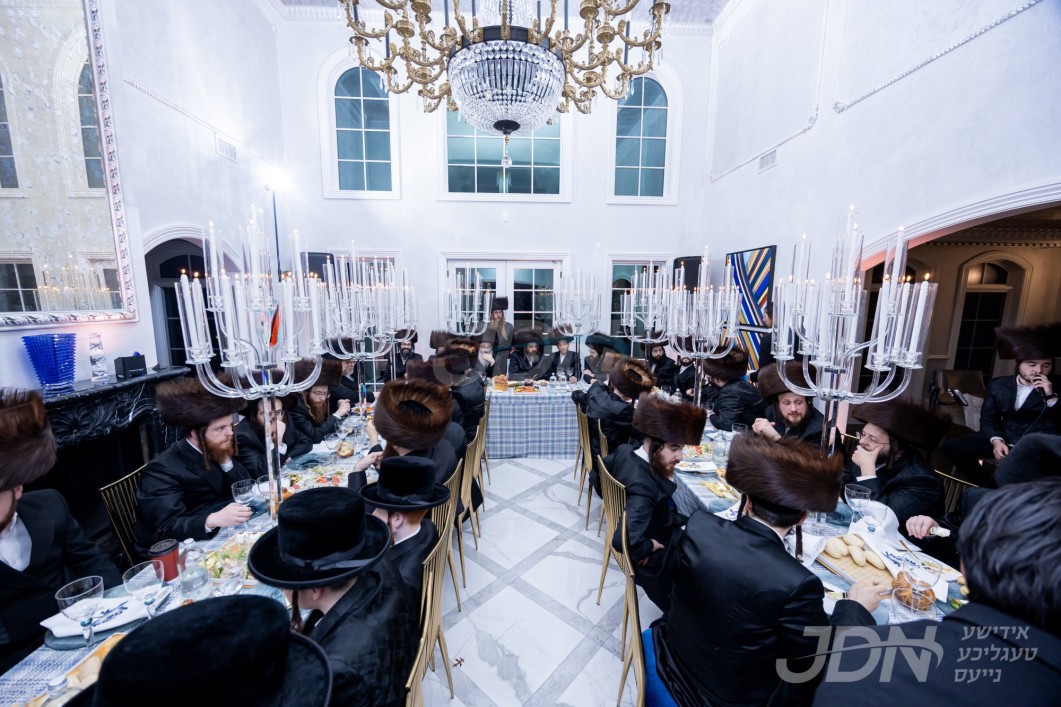 מסיבת גומרה של תורה לרגל גמר לימוד הלכות ריבית דורך רבני כולל דברי אש פארגעקומען אין שטוב פונעם פטרון הכולל הרבני הנגיד ר&#039; בערל ווייס הי&quot;ו בהשתתפות האדמו&quot;ר מפיטסבורג