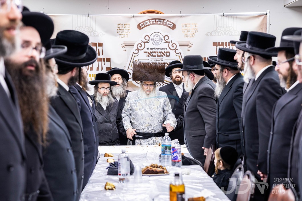 מעמד קביעת מזוזה אין ביהמ&quot;ד החדש קהל יטב לב ד&#039;סאטמאר שכונת פארט וואורט אין בלומינגראוו, קרית יואל