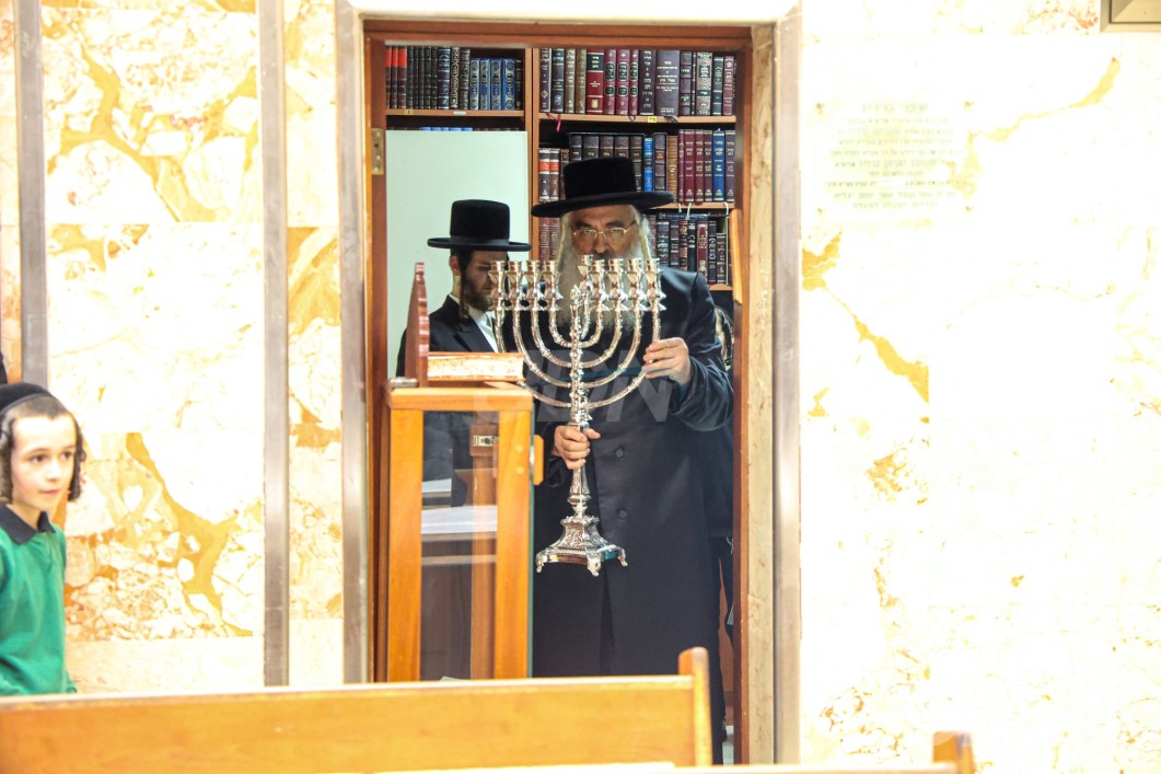 האדמו"ר מדושינסקיא ביי הדלקת נרות חנוכה