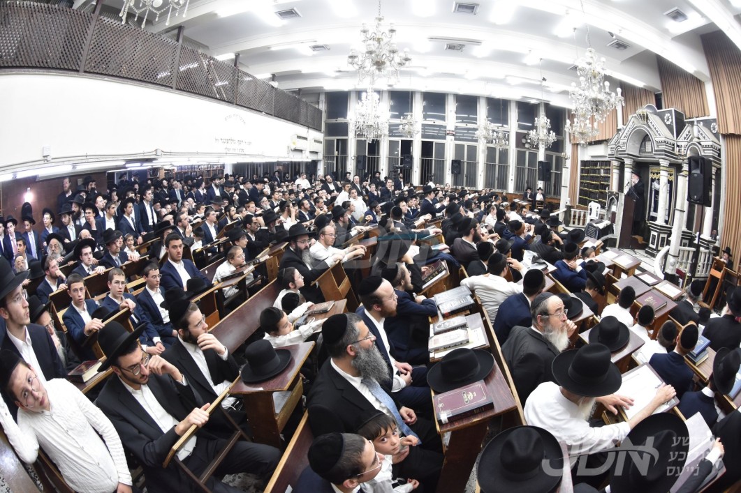 עצרת מחאה אין כולל חזון איש אין בני ברק אויף חילול קברי ישראל אין יהוד