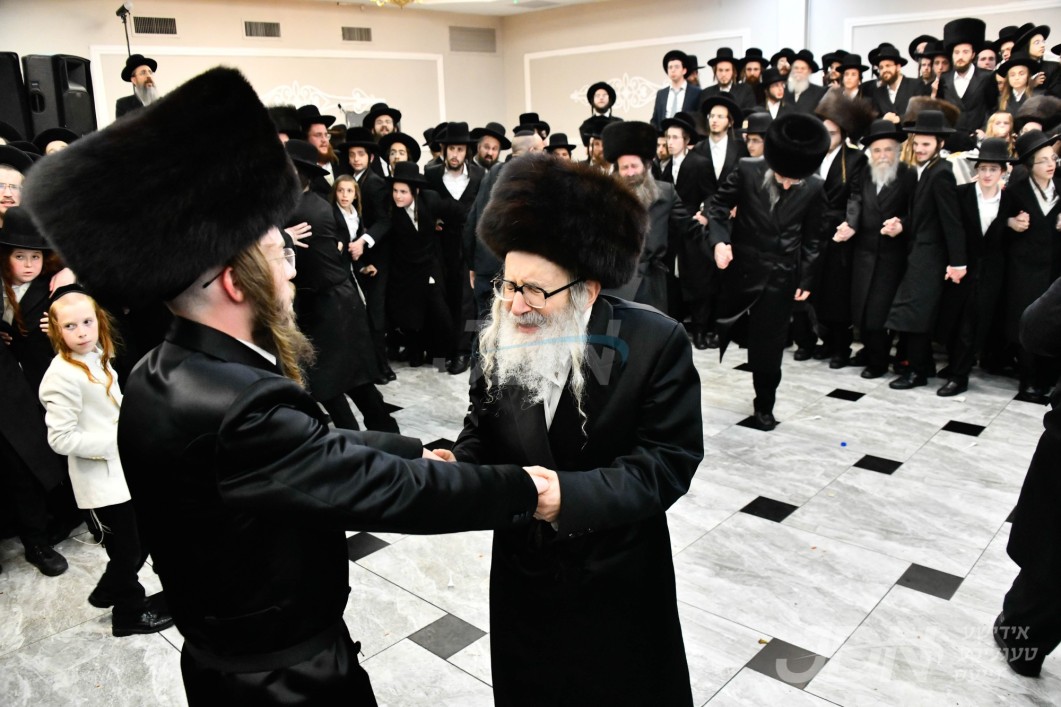 האדמו&quot;ר מאמשינוב ביים שמחת החתונה פון אן אייניקל פון גיסו הרה&quot;ג רבי אברהם זאנעבאנד