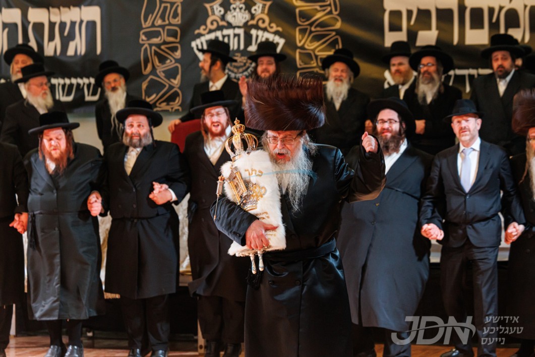 מסע הקודש קייין טאהש אונגארן מיט כלל חסידי טאהש בראשות האדמו&quot;ר מטאהש לרגל די יארצייט פון הרה&#039;&#039;ק השרף מטאהש זי&quot;ע, די טשארטער פליגער און נסיעה איז צוגעשטעלט געווארן דורך ללכת