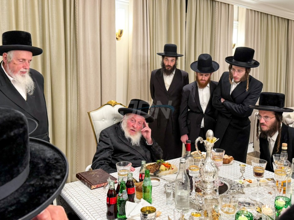 האדמו&quot;ר מלעלוב ביים יארצייט טיש פון הרה&quot;ק בעל בית אהרן מקארלין זי&quot;ע אין שטוב פון הנגיד ר&#039; בנימין בייטל אין בארא פארק