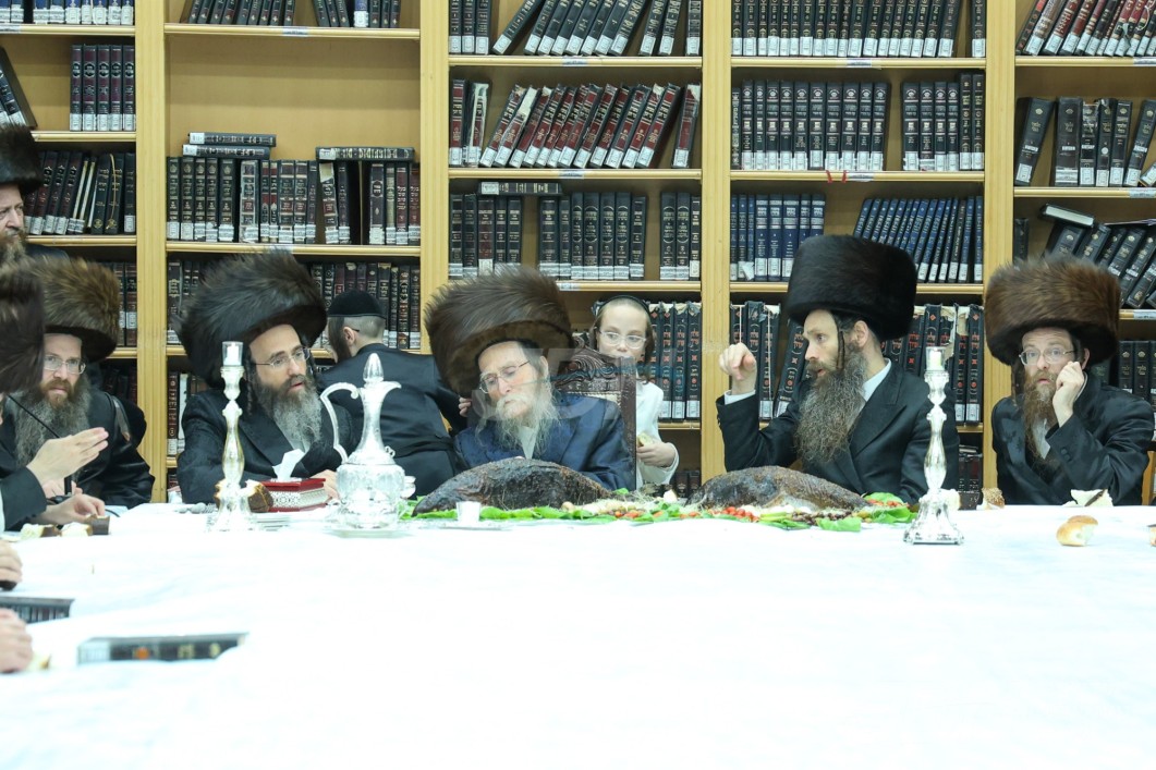 האדמו&quot;ר מערלוי ביים טיש מוצאי יום כיפור