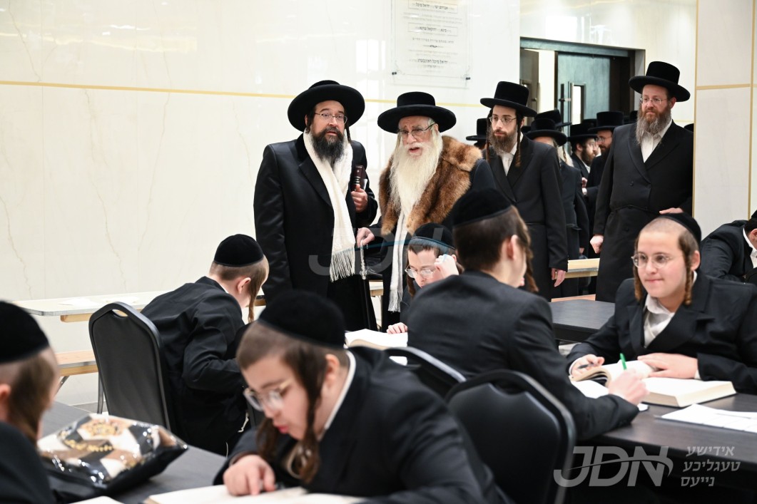 ווידעא: האדמו"ר מצאנז באזוכט אין די מוסדות הקדושים דחסידי צאנז אין מאנסי