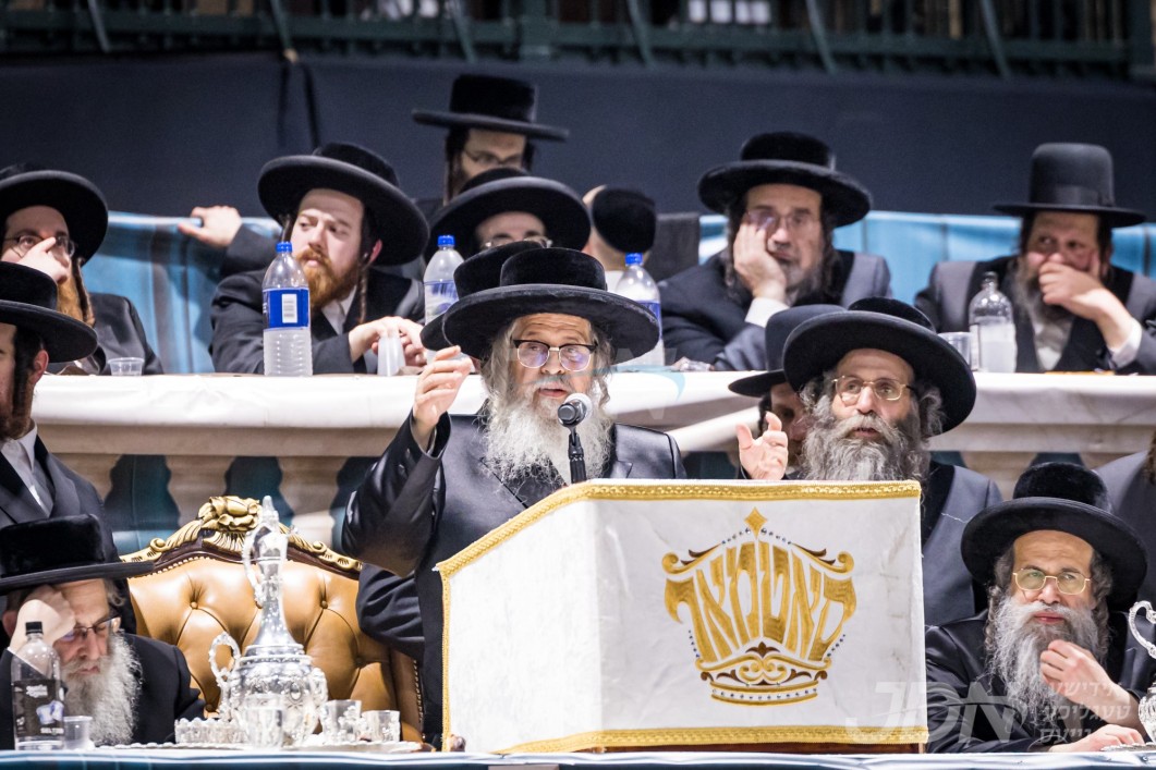 גרויסארטיגע סעודת הודאה כ&quot;א כסלו בחצר הקודש סאטמאר, אינעם גיגאנטישן נ&quot;י סטעיט ארמארי אין קראונהייטס