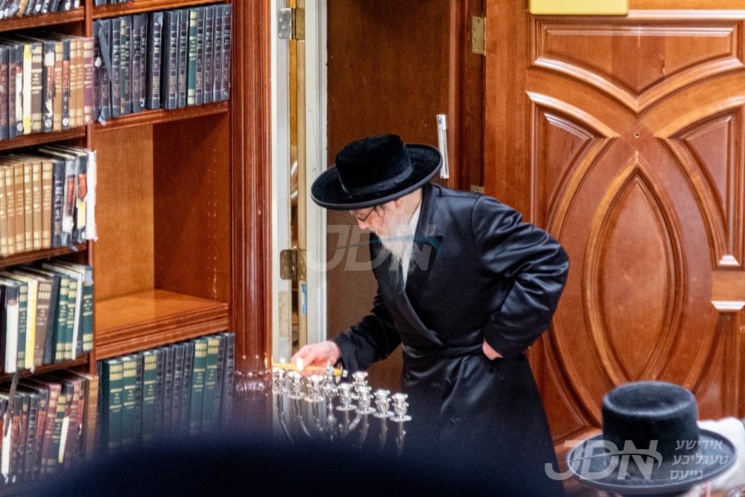 חנוכה אין חצר הקודש פאפא