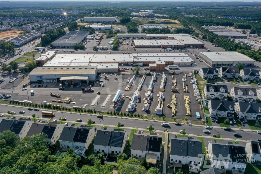 סערטיפייד לאמבער און בילדינג סופליי טוען מיט פרייד פראקלאמירן דעם גראנדיעזן עפענונג פונעם פראכטפולן שפאגל נייע לעיקוואד שוי-רום