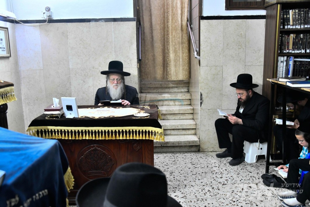 תשעה באב אין חצר הקודש מאדזיץ