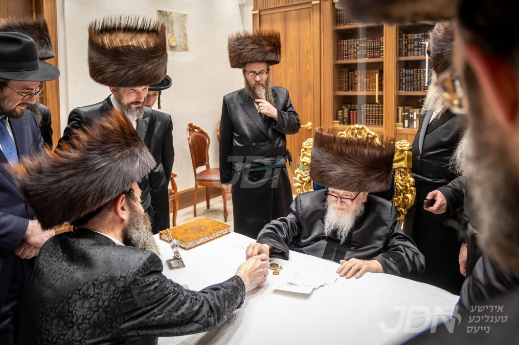 הנהלת כולל שומרי החומות לצדקת רבי מאיר בעל הנס באזוכן ביי רבני העיר צום בעפארגרייטונג צום גרויסע דינער אין מאנסי