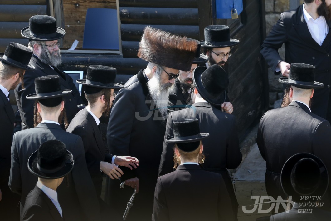 ויהי כמשלש חדשים: האדמו&quot;ר מוויזניץ קייאמישע וועט אונטערנעמען מסע הקודש קיין ארץ ישראל צו באשיינען שמחות החתונות פון צוויי אייניקלעך