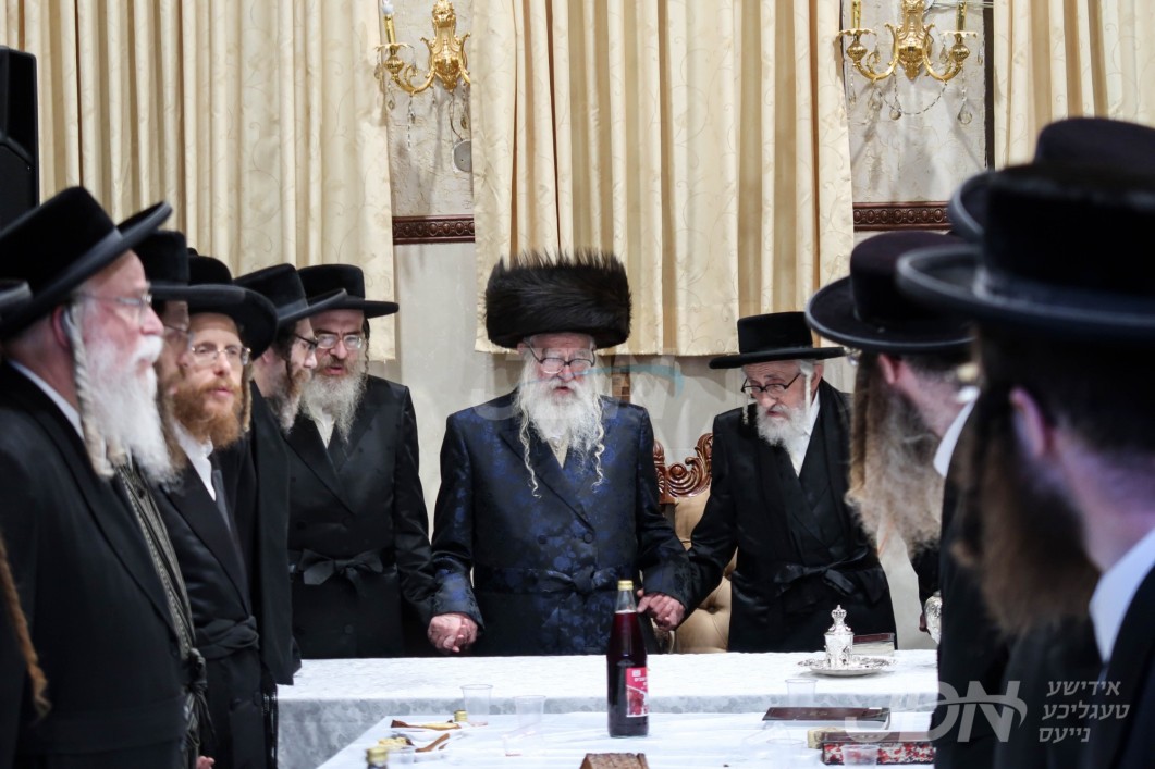 האדמו&quot;ר ממשכנות הרועים ביים לחיים טיש בבית מדרשו לרגל די שמחת החתונה פון אן אייניקל וואס איז פארגעקומען אין ניו יארק