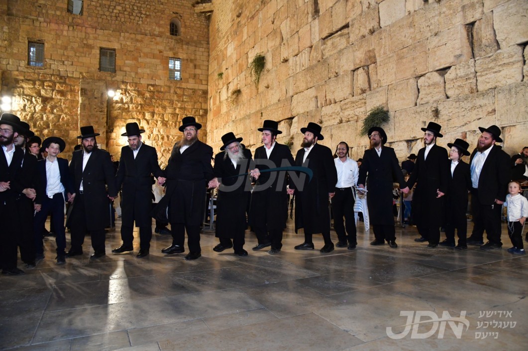 האדמו&quot;ר מחוג חתם סופר ביים כותל המערבי