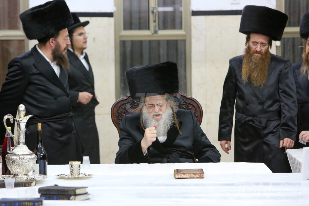 ערב און מוצאי ראש השנה אין חצר הקודש מאדזיץ