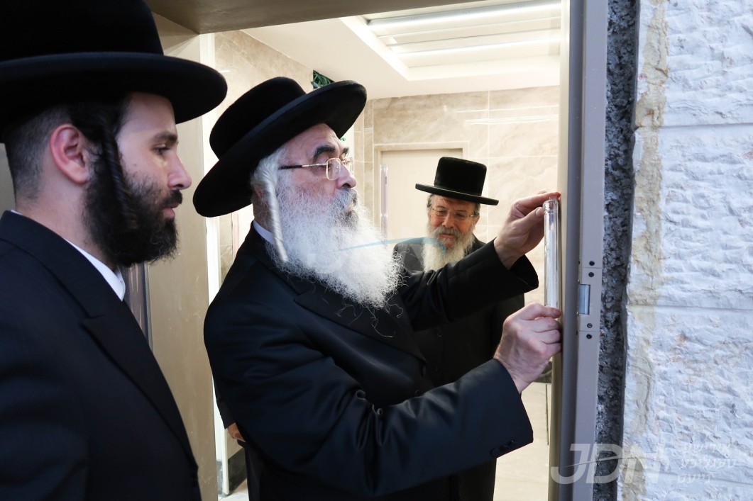 האדמו"ר מדושינסקיא ביים קביעת מזוזה אינעם נייע שמחה זאל אין בנין בית חינוך בנות אסתר דושינסקיא אין ירושלים