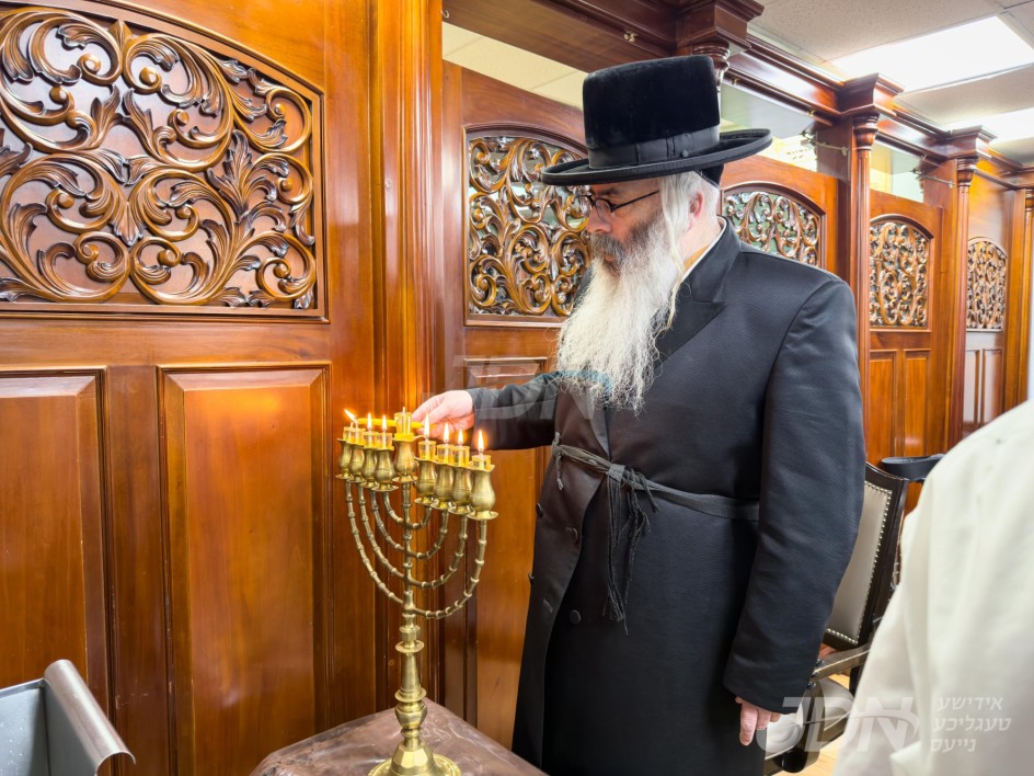 אבד"ק יאקע ביי הדלקת נרות חנוכה