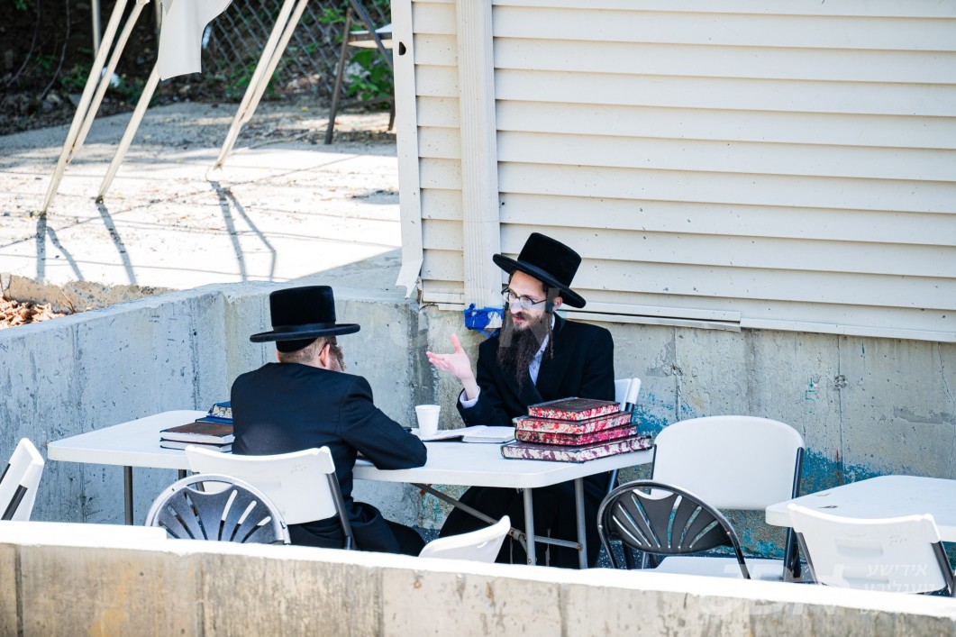 האדמו&quot;ר מישועות יעקב סקולען אויף אפרוה אין קרית יואל