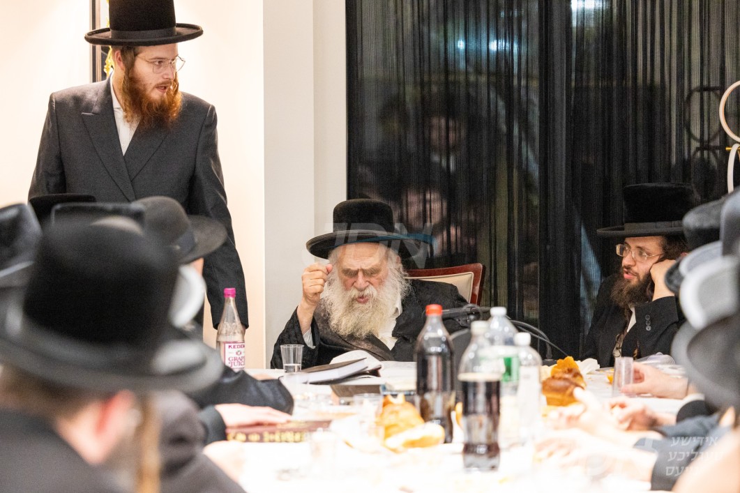 גאב&quot;ד מאקאווא ביים סעודת ראש חודש אין מאנסי