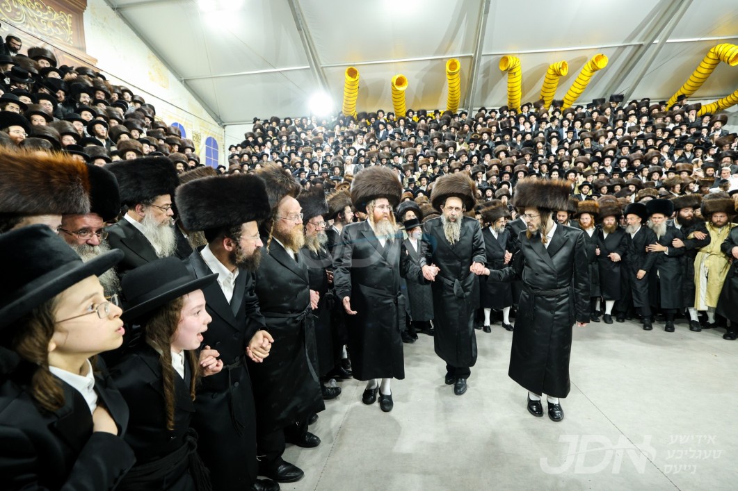 האדמו&quot;ר מתולדות יהודה סטוטשין ביים טיש לרגל חמשה עשר באב אין ירושלים