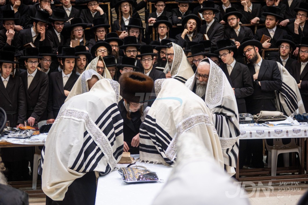 תפילין לייגן פון אן אור אייניקל פון האדמו&quot;רים מסקווירא און וויזניץ פון מאנסי