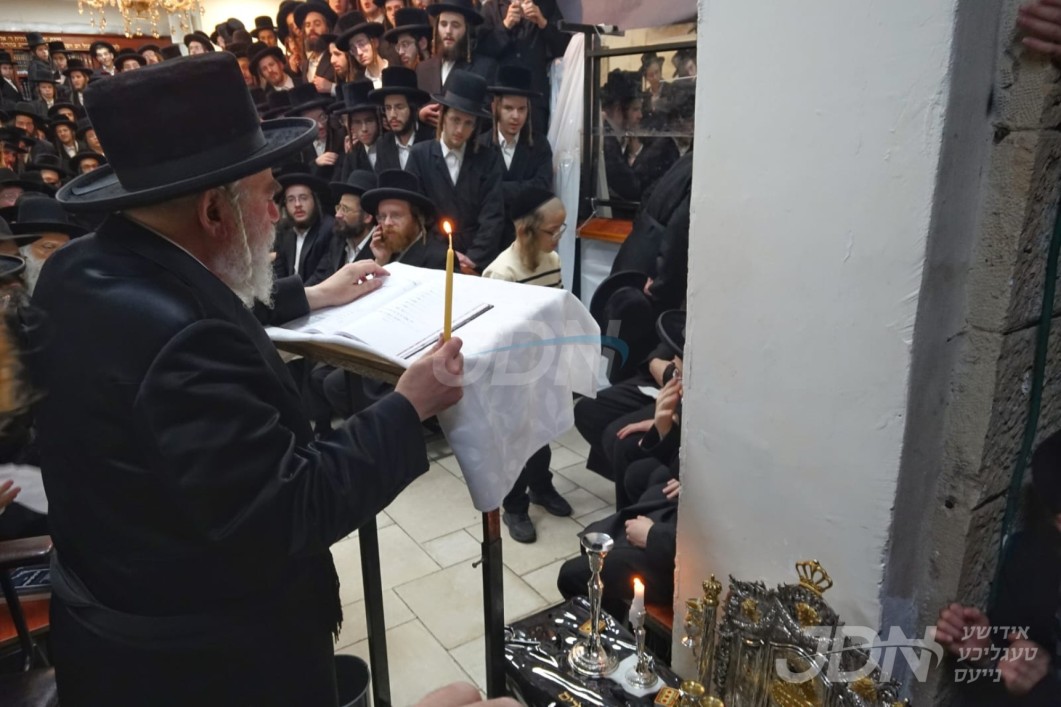 הגה"צ רבי יצחק משה ערלאנגער ביי הדלקת נרות חנוכה