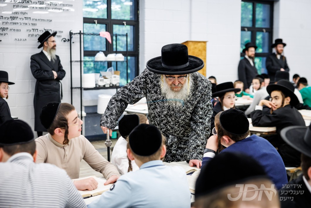 האדמו&quot;ר מסאטמאר באזוכט אין תלמוד תורה סאטמאר אין מאנסי