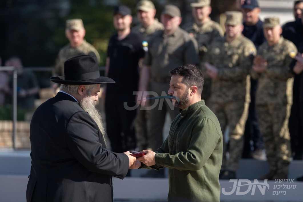 הויפט רב פון אוקראינע הרב משה אסמאן ערהאלטן ספעציעלע מעדאל פון פרעזידענט זעלענסקי