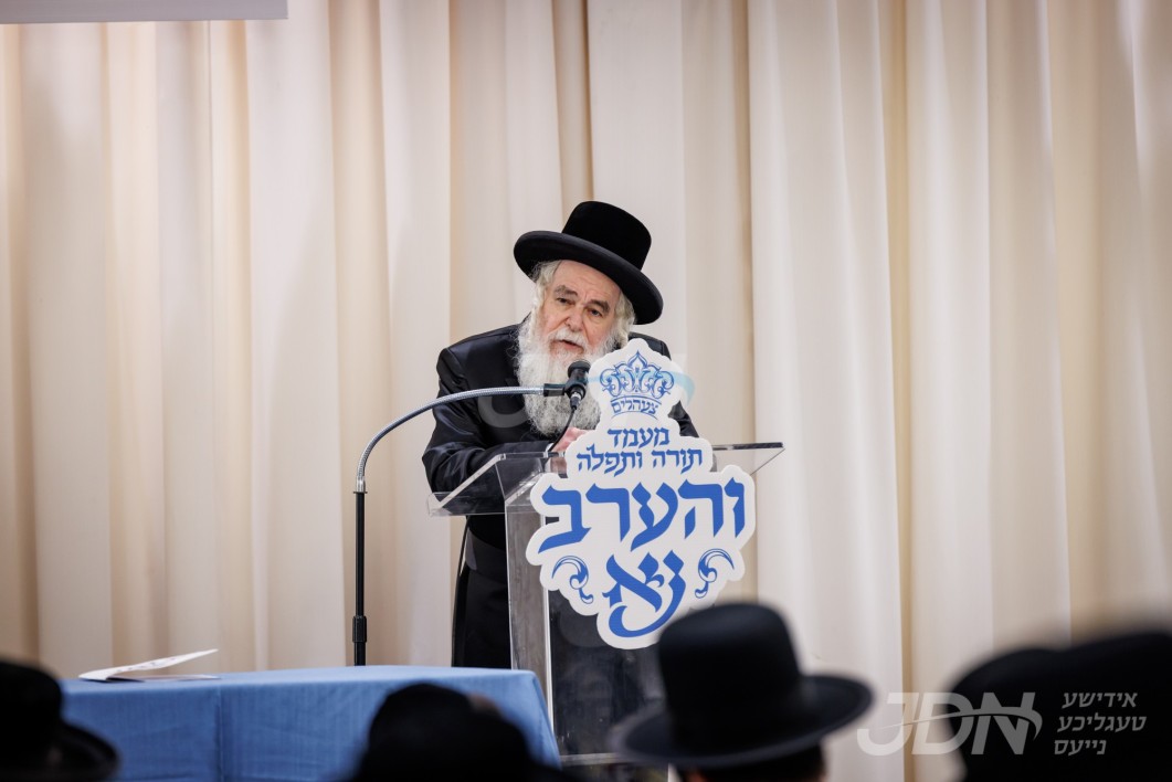 מעמד והערב נא דורך תלמוד תורה ערוגת הבושם צעהלים דעם פארלאפענעם זונטאג אין זאלן פון קאנטינענטאל ווי הונדערטער תלמידי המוסדות און די עלטערן האבן געלערענט שעות רצופות