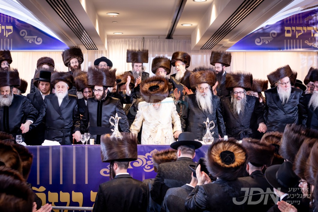 שמחת החתונה פון החתן אייניקל פון האדמו&quot;ר מדינוב מיט הכלה בת הגה&quot;צ אבד&quot;ק תפארת אליעזר