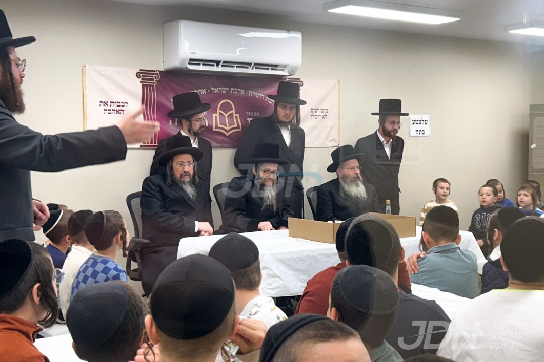 אדמו&quot;רים, רבנים און ראשי ישיבות ביים קביעת מזוזה אינעם נייע בנין פון תלמוד תורה אהבת תורה אין לעיקוואד