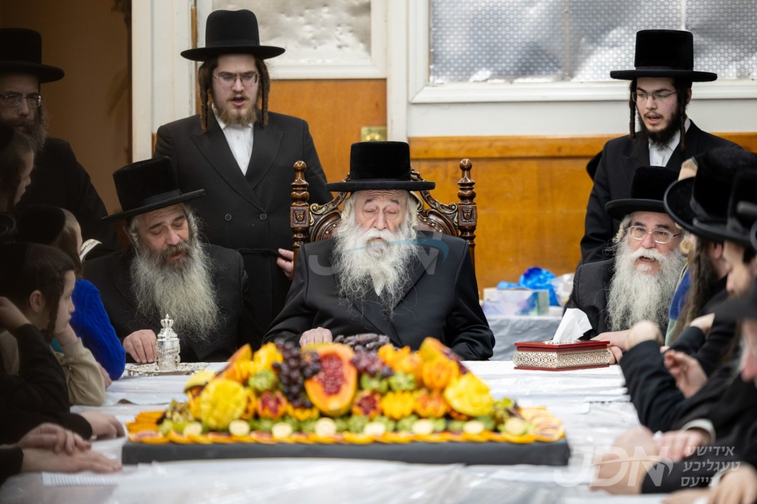 האדמו"ר מטשערנאביל ביים חמשה עשר בשבט טיש