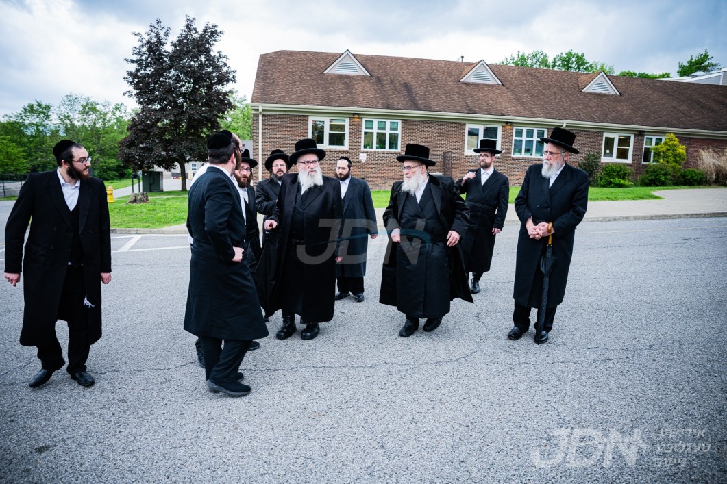 בני האדמו"ר מסקווירא באזוכן אין די נייע קרית הישיבות סקווירא אין ניו ווינדסאר, ניו יארק