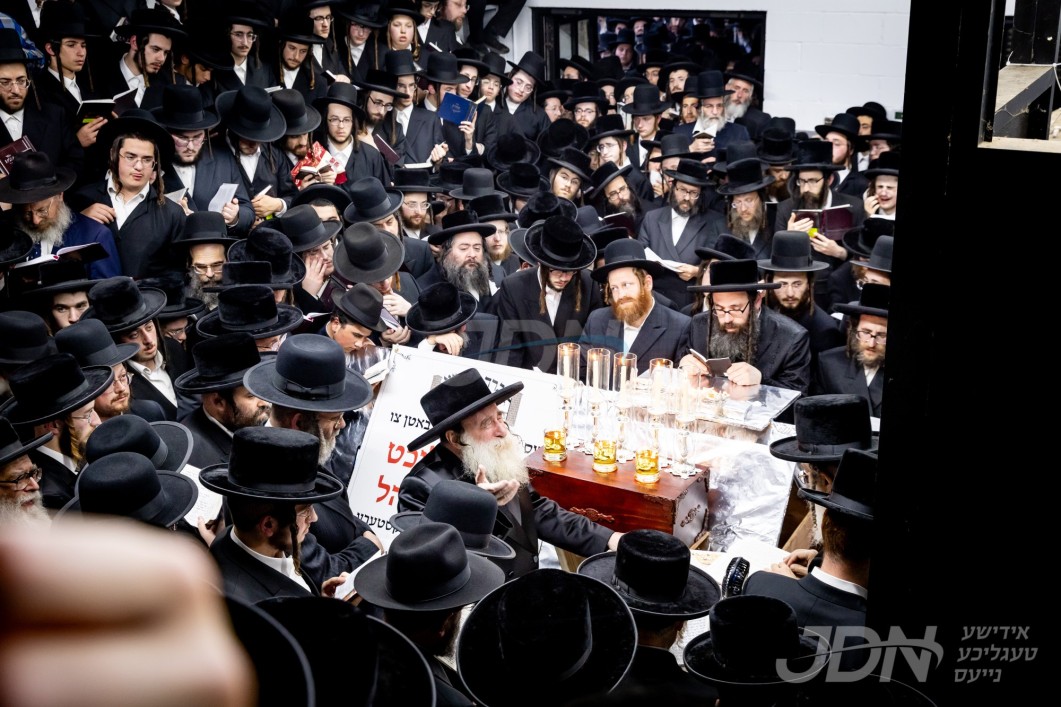 יארצייט פון הרה&quot;ק מספינקא זי&quot;ע ביי בנו האדמו&quot;ר מתולדות צבי ספינקא