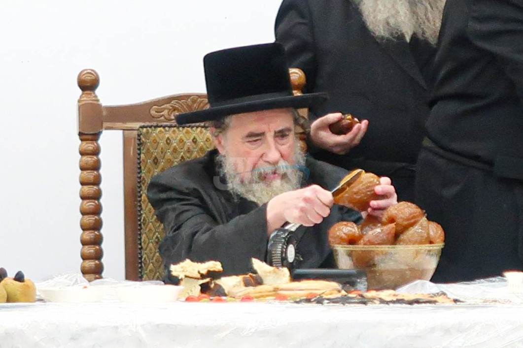האדמו"ר מראחמיסטריווקא ביים חמשה עשר בשבט טיש