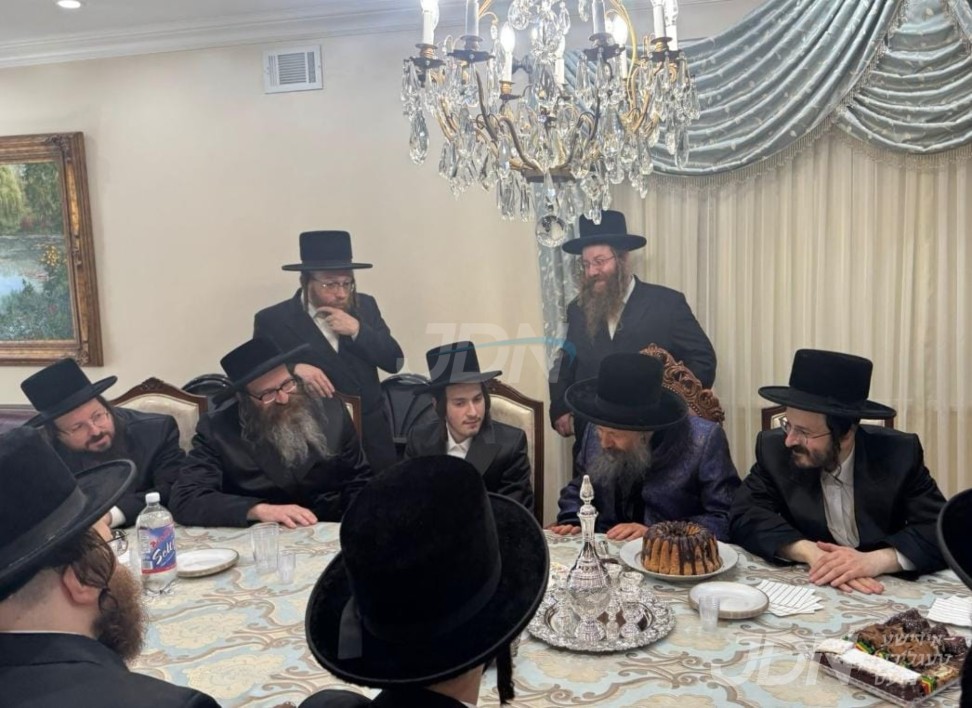 שמחה כפולה בחצר הקודש באבוב 45 – שידוך שליסן פון חתן כלה אייניקלעך ביים רבי&#039;ן