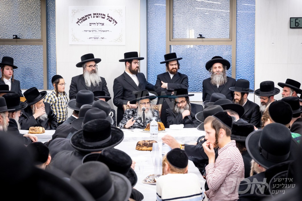 מעמד קביעת מזוזה אין ביהמ&quot;ד קיט&quot;ל סאטמאר בניני יאקאבאוויטש - לי גארדענס אין וויליאמסבורג‎