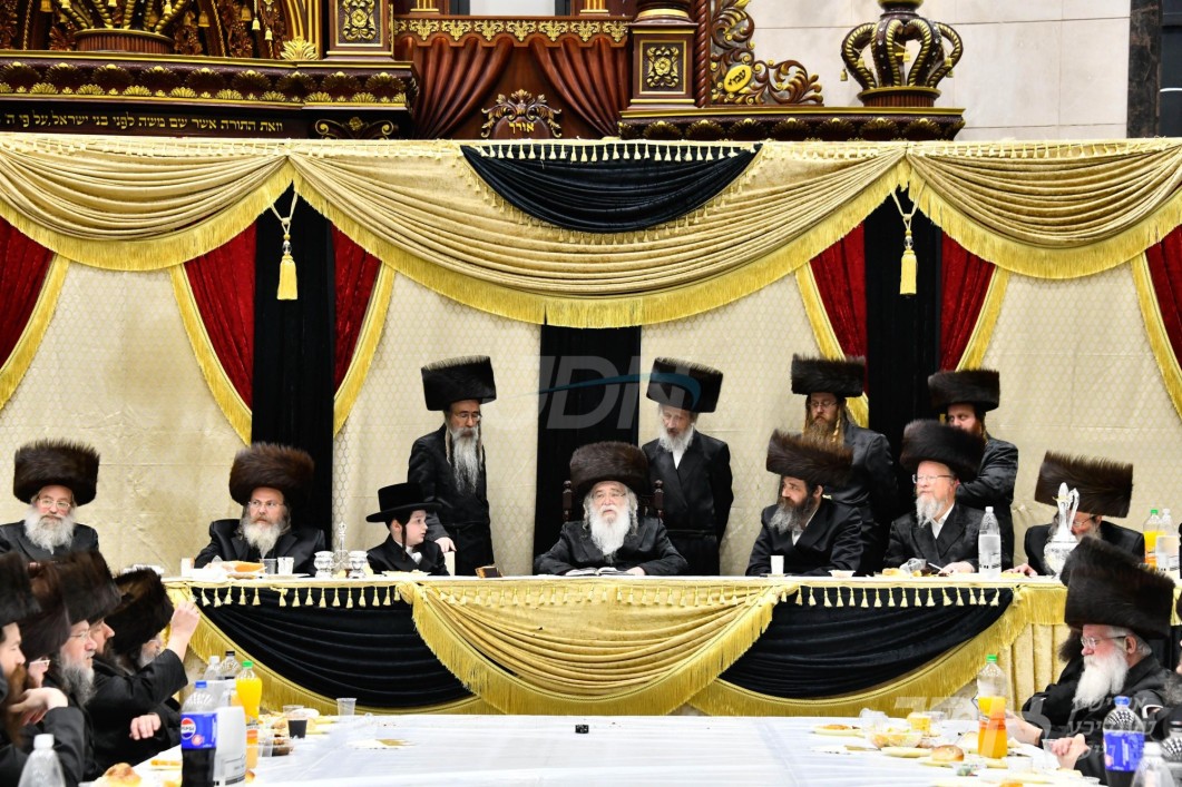 שמחת הבר מצוה פון אן אייניקל פון האדמו"ר מדאראג