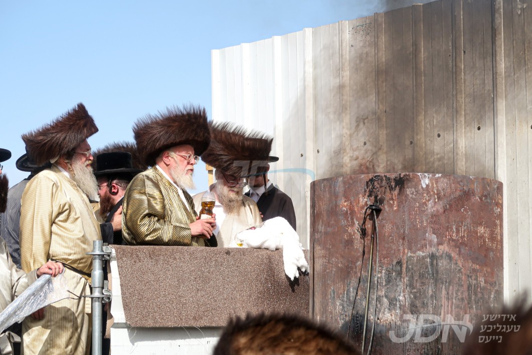 האדמו&quot;ר מתולדות אהרן ביים הדלקה ל&quot;ג בעומר אין אתרא קדישא מירון