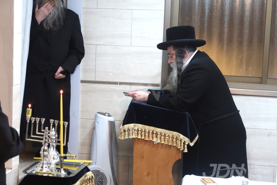 האדמו"ר מלעלוב ביי הדלקת נרות חנוכה