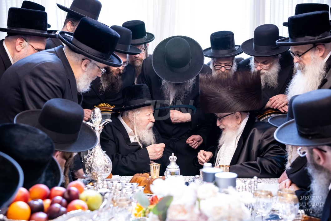 האדמו&quot;ר מגור באזוכט אין שטוב פון הנגיד ר&#039; אביגדור עסטרייכער אין שיכון סקווירא, און באזוך פון האדמו&quot;ר מסקווירא