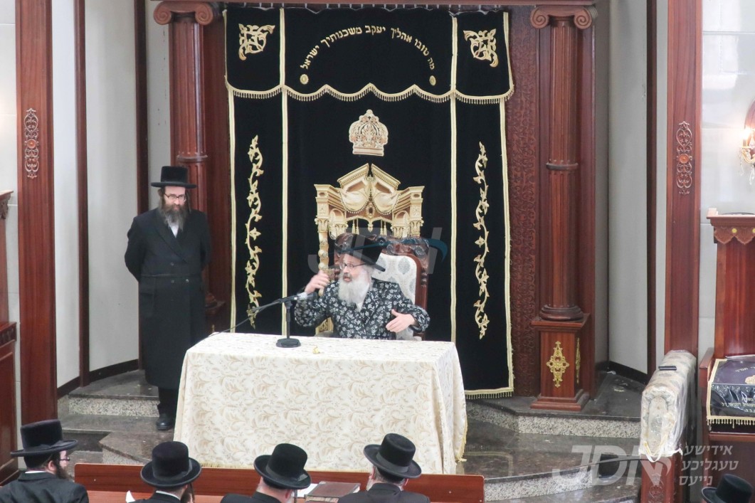 האדמו&quot;ר מוויזניץ פון בית שמש ביים דרשת הכנה צו חנוכה אין ישיבה גדולה וויזניץ אין בראכפעלד