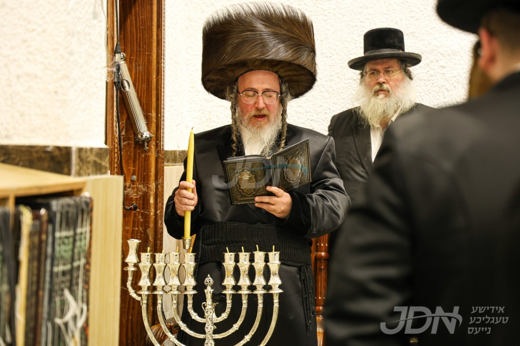 חנוכה אין חצר הקודש ביאלא בני ברק